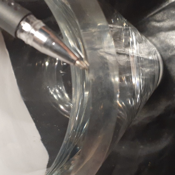 Sleek crystal clear 10" vase. Heavy, weighs nearly 4#. . Fits any decor style. - Picture 5 of 8